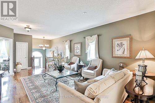 508 Stone Road, Aurora (Aurora Grove), ON - Indoor Photo Showing Living Room