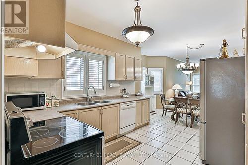 508 Stone Road, Aurora (Aurora Grove), ON - Indoor Photo Showing Kitchen With Double Sink