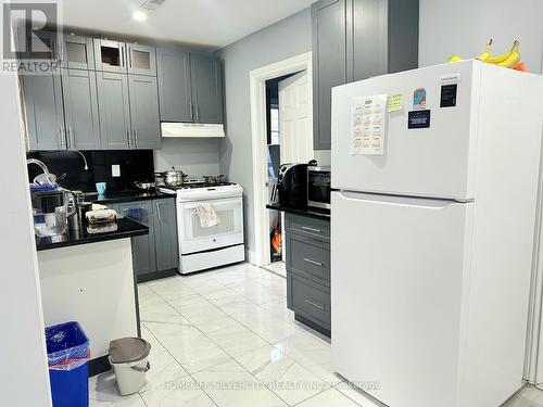 3035 Victory Crescent, Mississauga (Malton), ON - Indoor Photo Showing Kitchen