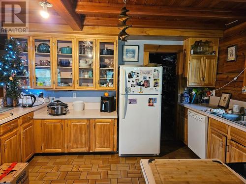 7703 6 Highway, Fauquier, BC - Indoor Photo Showing Kitchen