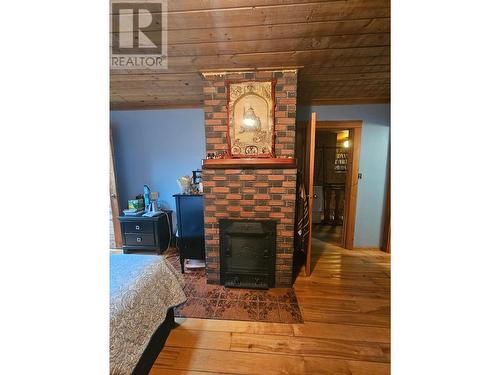 7703 6 Highway, Fauquier, BC - Indoor With Fireplace