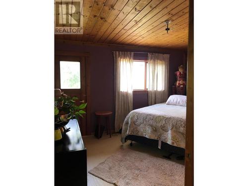 7703 6 Highway, Fauquier, BC - Indoor Photo Showing Bedroom