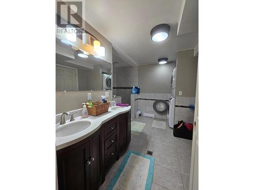 7703 6 Highway, Fauquier, BC - Indoor Photo Showing Bathroom