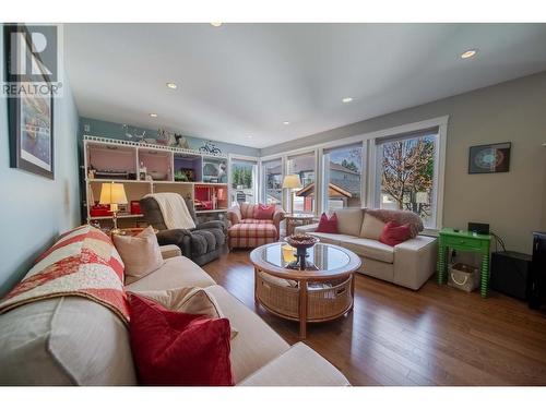 831 309Th  Street, Cranbrook, BC - Indoor Photo Showing Living Room