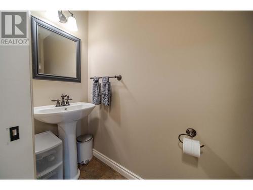 831 309Th  Street, Cranbrook, BC - Indoor Photo Showing Bathroom