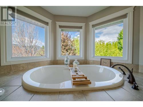 831 309Th  Street, Cranbrook, BC - Indoor Photo Showing Bathroom