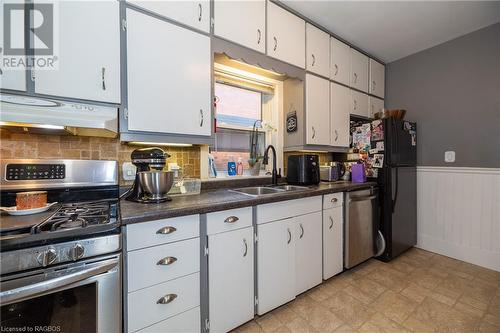 264 E 5Th Street E, Owen Sound, ON - Indoor Photo Showing Kitchen With Double Sink