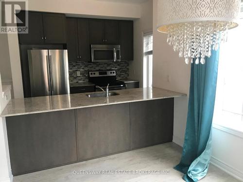 651 Kemp Common, Burlington (Shoreacres), ON - Indoor Photo Showing Kitchen