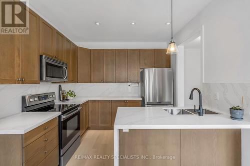 192 Giddings Crescent, Milton (Scott), ON - Indoor Photo Showing Kitchen With Double Sink With Upgraded Kitchen