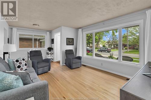 1035 Riverdale, Windsor, ON - Indoor Photo Showing Living Room