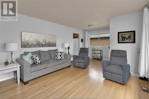 1035 Riverdale, Windsor, ON - Indoor Photo Showing Living Room