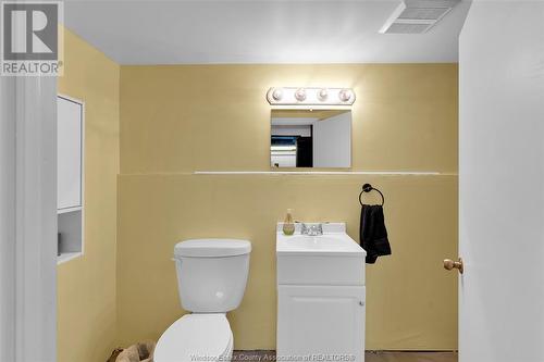 1035 Riverdale, Windsor, ON - Indoor Photo Showing Bathroom