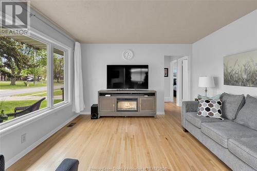 1035 Riverdale, Windsor, ON - Indoor Photo Showing Living Room