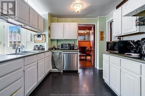 858 Chilver Road, Windsor, ON - Indoor Photo Showing Kitchen With Double Sink