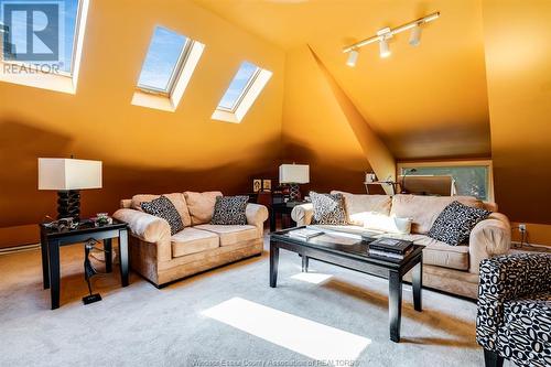 858 Chilver Road, Windsor, ON - Indoor Photo Showing Living Room