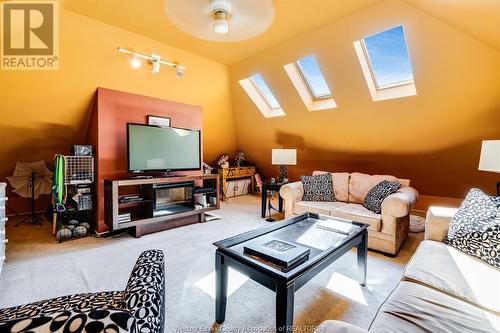 858 Chilver Road, Windsor, ON - Indoor Photo Showing Living Room