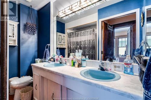 858 Chilver Road, Windsor, ON - Indoor Photo Showing Bathroom