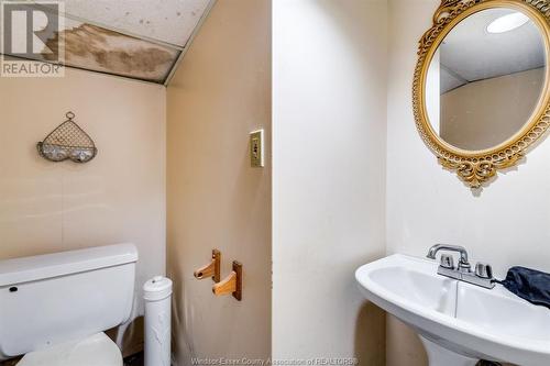 858 Chilver Road, Windsor, ON - Indoor Photo Showing Bathroom