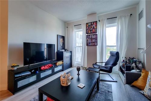 135 James Street S|Unit #809, Hamilton, ON - Indoor Photo Showing Living Room