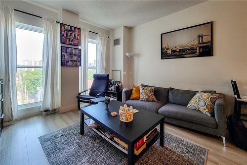 135 James Street S|Unit #809, Hamilton, ON - Indoor Photo Showing Living Room