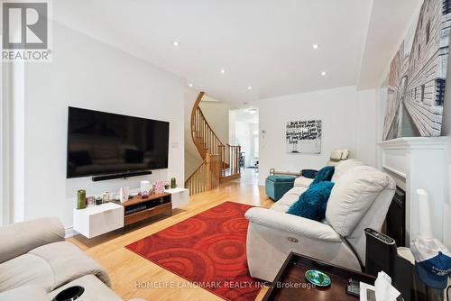 20 Mack Clement Lane, Richmond Hill, ON - Indoor Photo Showing Living Room