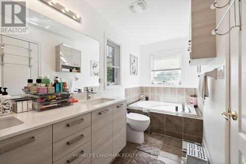 20 Mack Clement Lane, Richmond Hill, ON - Indoor Photo Showing Bathroom