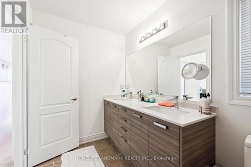 20 Mack Clement Lane, Richmond Hill, ON - Indoor Photo Showing Bathroom