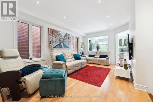 20 Mack Clement Lane, Richmond Hill, ON - Indoor Photo Showing Living Room