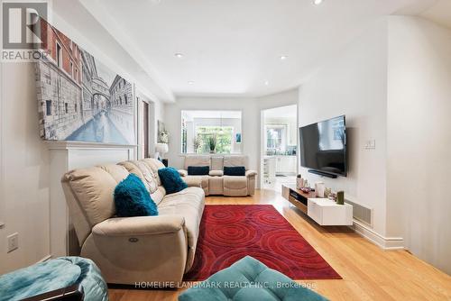 20 Mack Clement Lane, Richmond Hill, ON - Indoor Photo Showing Living Room