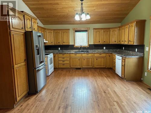 1511 Minayik Crescent, Lac La Ronge, SK - Indoor Photo Showing Kitchen