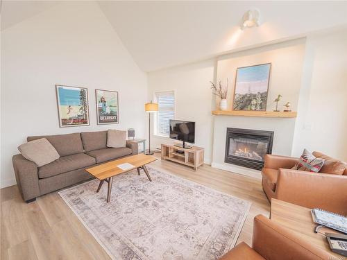 905-1971 Harbour Dr, Ucluelet, BC - Indoor Photo Showing Living Room With Fireplace