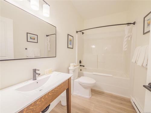 905-1971 Harbour Dr, Ucluelet, BC - Indoor Photo Showing Bathroom