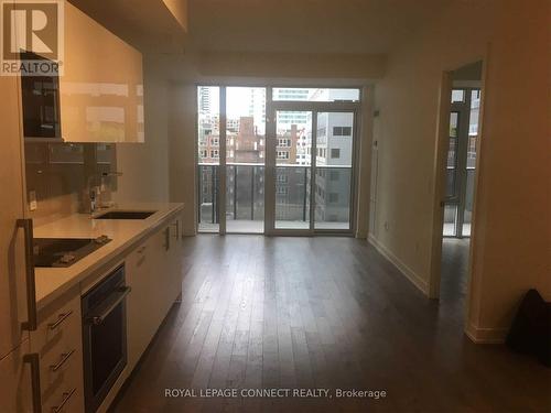 819 - 330 Richmond Street W, Toronto, ON - Indoor Photo Showing Kitchen