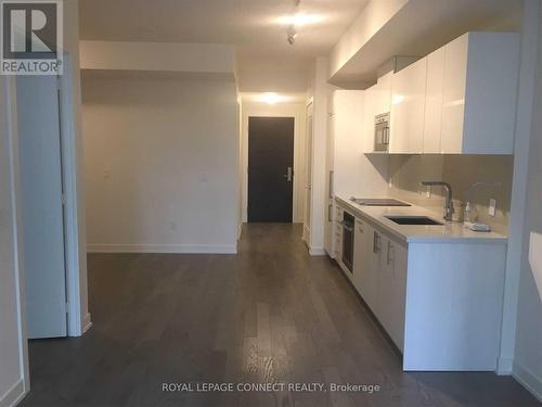 819 - 330 Richmond Street W, Toronto (Waterfront Communities), ON - Indoor Photo Showing Kitchen