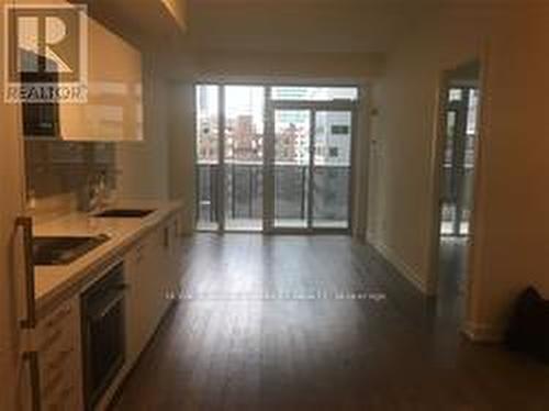 819 - 330 Richmond Street W, Toronto (Waterfront Communities), ON - Indoor Photo Showing Kitchen