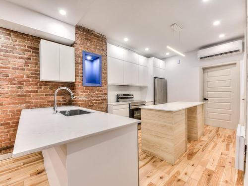 Kitchen - 2120 Boul. De Maisonneuve E., Montréal (Ville-Marie), QC - Indoor Photo Showing Kitchen With Upgraded Kitchen