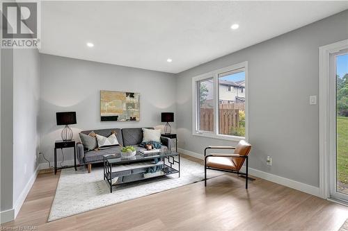 405 Kingscourt Drive Unit# 4, Waterloo, ON - Indoor Photo Showing Living Room