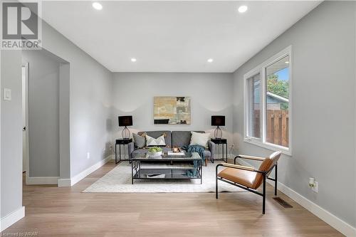 405 Kingscourt Drive Unit# 4, Waterloo, ON - Indoor Photo Showing Living Room