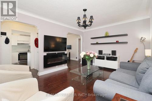 12 Forthbridge Crescent, Toronto (Downsview-Roding-Cfb), ON - Indoor Photo Showing Living Room