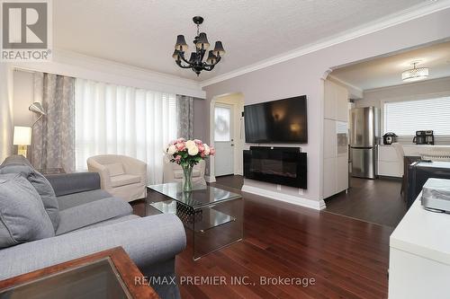 12 Forthbridge Crescent, Toronto (Downsview-Roding-Cfb), ON - Indoor Photo Showing Living Room