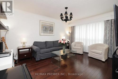 12 Forthbridge Crescent, Toronto (Downsview-Roding-Cfb), ON - Indoor Photo Showing Living Room