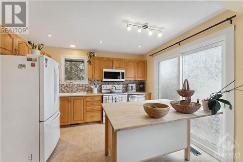 2210 Loyola Avenue Unit#38, Ottawa, ON - Indoor Photo Showing Kitchen