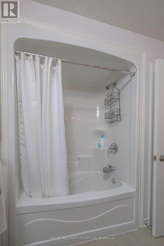 19 Caverhill Crescent, Middlesex Centre (Komoka), ON - Indoor Photo Showing Bathroom