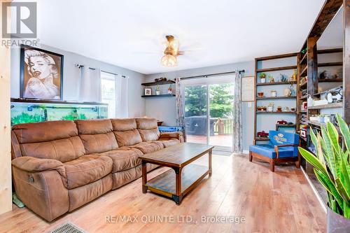 7 Bayview Drive, Quinte West, ON - Indoor Photo Showing Living Room