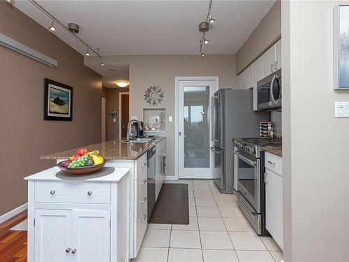 906-160 Wilson St, Victoria, BC - Indoor Photo Showing Kitchen With Upgraded Kitchen