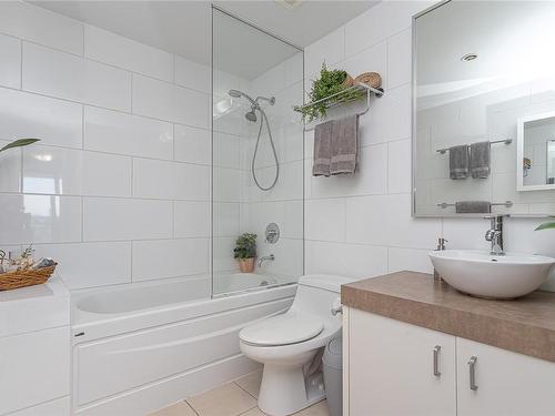 906-160 Wilson St, Victoria, BC - Indoor Photo Showing Bathroom