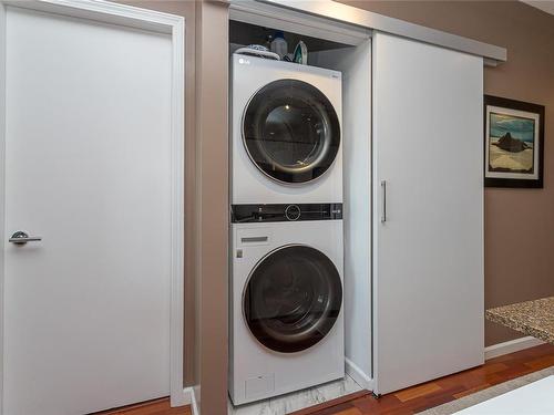 906-160 Wilson St, Victoria, BC - Indoor Photo Showing Laundry Room