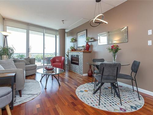 906-160 Wilson St, Victoria, BC - Indoor Photo Showing Living Room