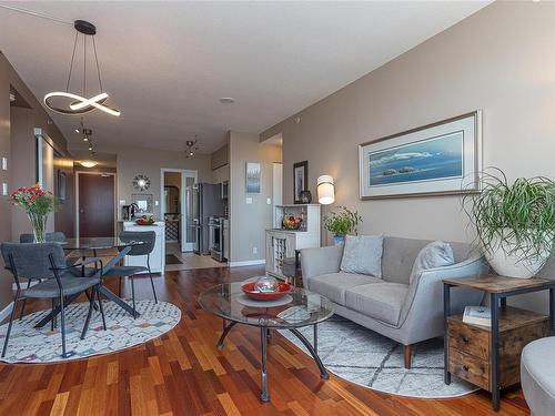 906-160 Wilson St, Victoria, BC - Indoor Photo Showing Living Room