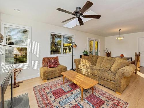 1778 Chandler Ave, Victoria, BC - Indoor Photo Showing Living Room